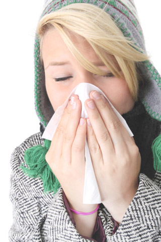 Frau mit Schnupfen